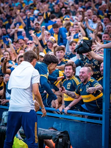 Zeballos fue directo hacia donde estaba Iván Grallinu. (Andrés Arouxet @andresbocafotos)