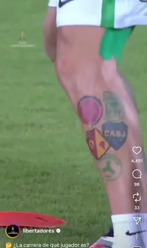 La pierna de Campuzano, con el esudo de Boca tatuado (Foto de la cuenta oficial de la Copa Libertadores en Instagram)