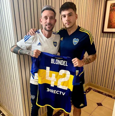 Nino junto a Blondel y la camiseta del Xeneize.