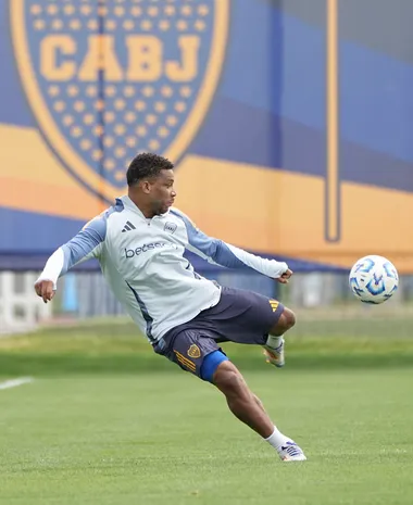 Frank Fabra gana terreno. (IMAGO)