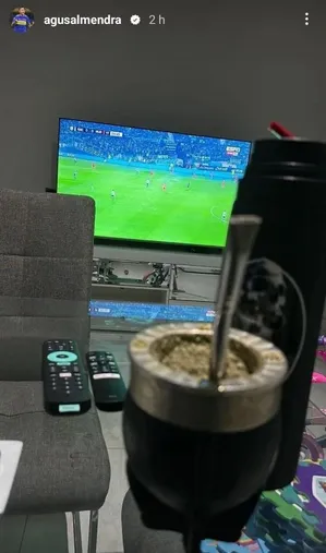 Almendra mirando a Racing.