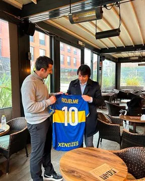 Figo junto a Marcelo Ordás, dueño del Museo Legends