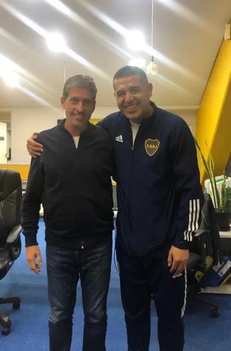 Ricardo de la Fuente, junto a Riquelme.