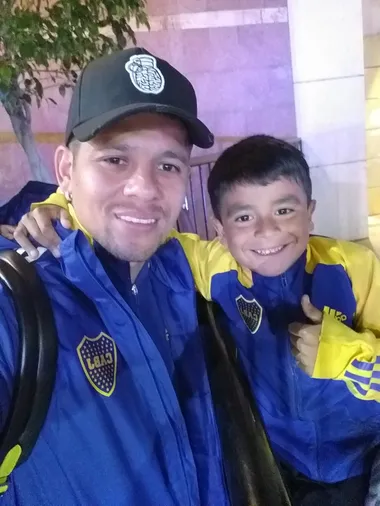 Santino junto a Marcos Rojo