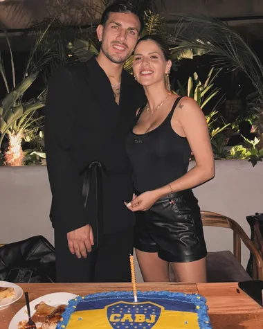 Paredes junto a su esposa y la torta en referencia a Boca. (@ccamilagalantee)