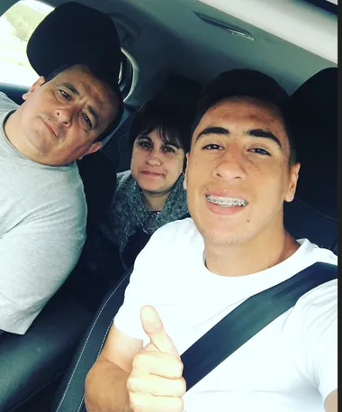 Merentiel acompañado de su padre y madre. (Instagram)