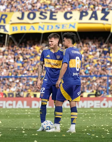 Pol Ferández y Kevin Zenón, out contra Lanús. (Imago)
