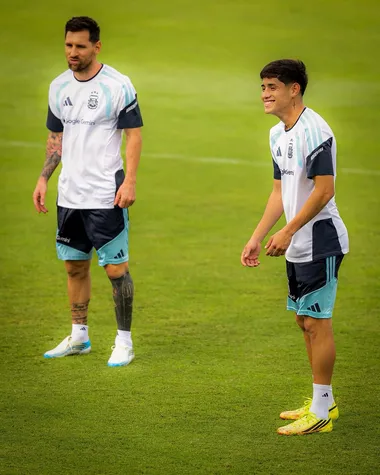 Tomás Aranda junto a Lionel Messi en un entrenamiento con Argentina. (Instagram)