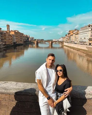 Nayar y su novia, Daniela, con quien tiene una agenda de modelos en Malta.