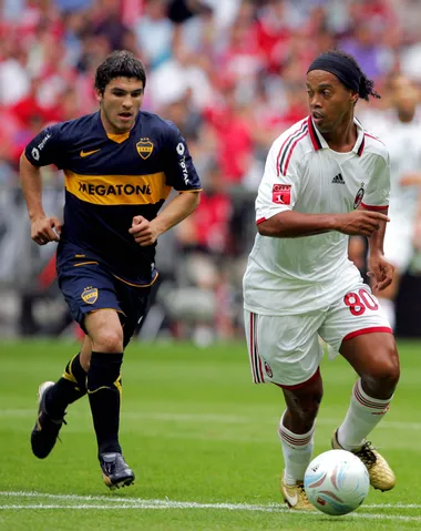Pochi Chávez marcando a Ronaldinho en un viejo Boca - Milan