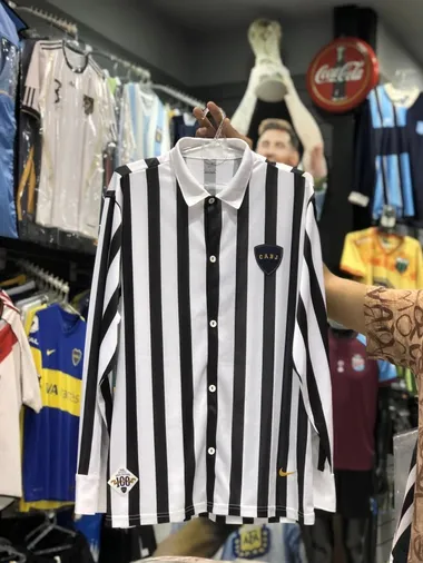 Imagen reeditada de la histórica camiseta de Boca en sus inicios. 