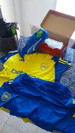 Remera, short y botines: un regalo de Primera