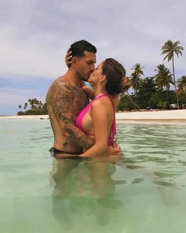 Leandro Paredes junto a su esposa, Camila Galante, de vacaciones en Las Maldivas (Instagram)