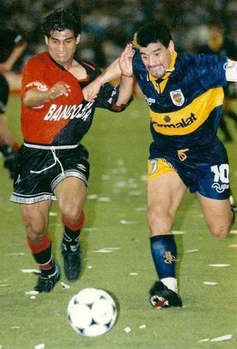 Hugo Ibarra y Diego Maradona en un Boca vs. Colón en 1995