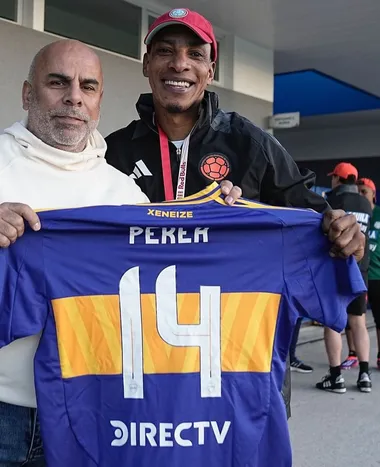 Perea recibió una camiseta con el número que utilizaba en el Xeneize.