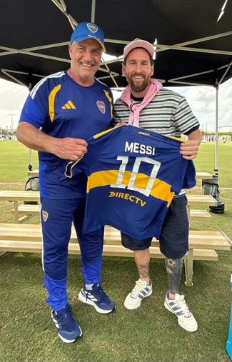 Messi, Giunta y la camiseta de Boca.
