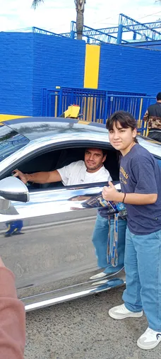 Romero se sacó fotos con hinchas. (@lamitadmas1)