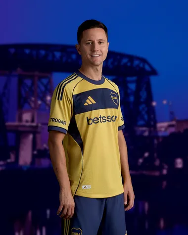 Herrera posa con la camiseta suplente de Boca.