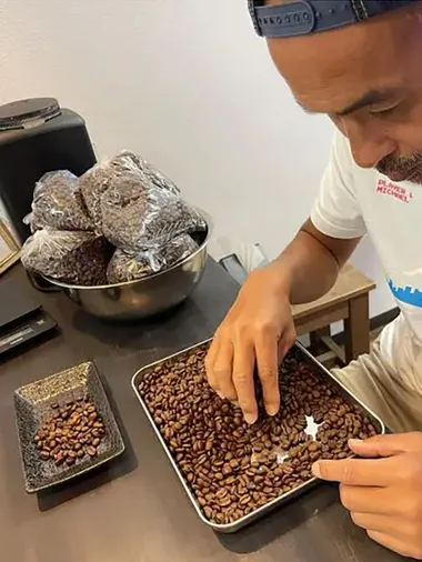 Takahara se dedica al cultivo de café. (Mynavi Agriculture)