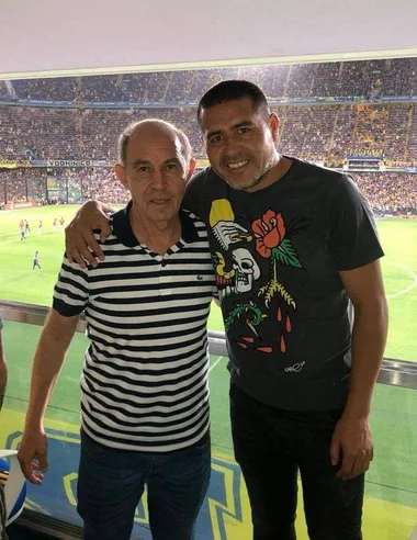 Riquelme junto a Ricardo Bochini