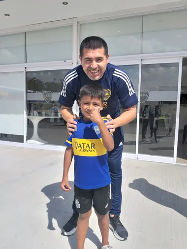 Santino junto a Juan Román Riquelme