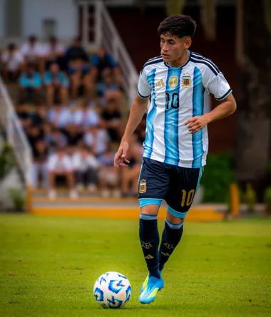 Aranda con la "10" de Argentina en la Selección Sub 20. (Instagram)