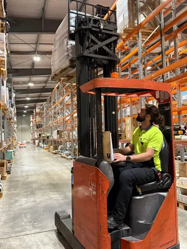Conor Tracey trabaja en una tienda para la construcción de herramientas.