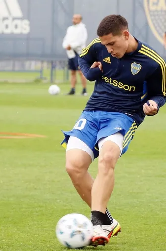 Nahuel Genez en el entrenamiento de Boca.