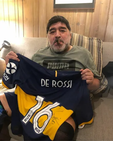 Diego Maradona con la camiseta de Daniele De Rossi 