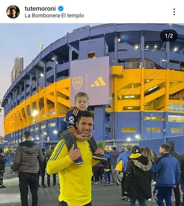 Moroni junto a su hijo en la Bombonera