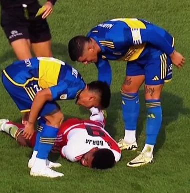 Borja, en el piso durante el último Superclásico. (Captura TV)