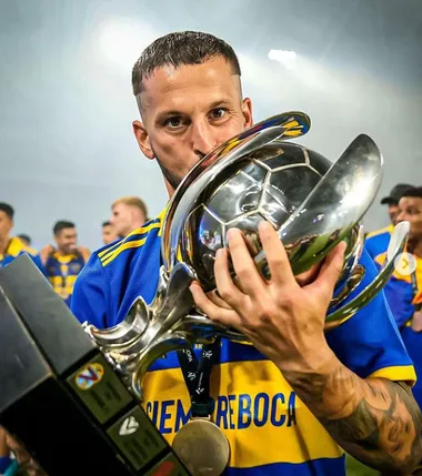 Pipa y el trofeo de la Supercopa Argentina
