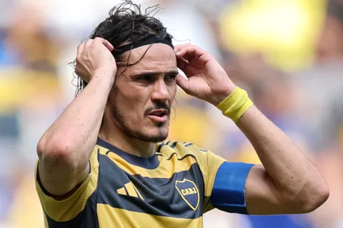 Quiere jugar: el tratamiento especial que se hizo Edinson Cavani para superar su lesión