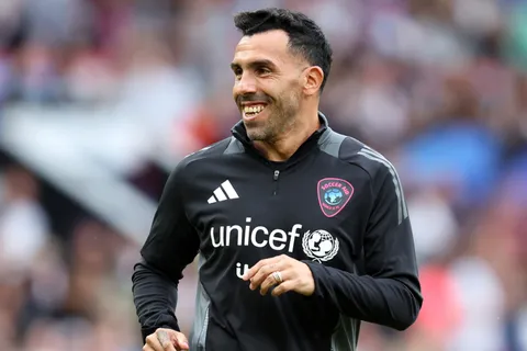 Tevez se juntó con una estrella mundial que iría a su despedida. 