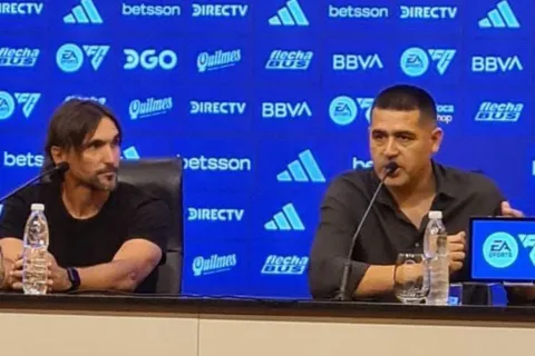 Qué hizo Riquelme mientras Diego Martínez daba la conferencia y el inesperado gesto del nuevo DT de Boca
