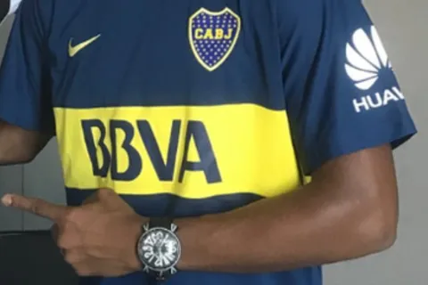 Posó con la de Boca, quedó libre de un gigante de Europa y los hinchas se animaron a soñar: "Llamalo, Román"