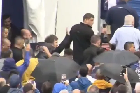 VIDEO | Milei fue silbado por los hinchas de Boca cuando salió de votar