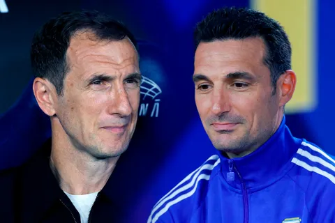 Scaloni le dio una "mano" a Arruabarrena. 