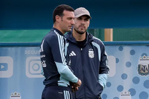 Scaloni y Paredes charlaron en Ezeiza.