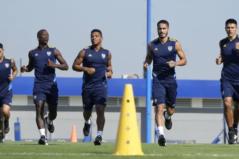 "Se entrena solo en su barrio": el crack juvenil que no puede jugar en Boca