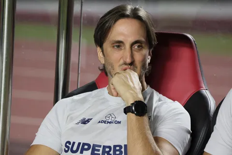 ¿Cambio de planes? Por qué Luis Zubeldía podría frenar la llegada de 2 refuerzos a Boca