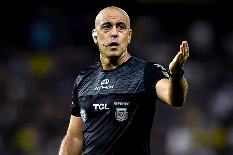 El árbitro Baliño aclaró una de las polémicas del Boca-Defensa: "Era una imprudencia"