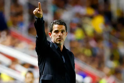 Fernando Gago fue tendencia en el partido contra Messi por un insólito motivo: "No puede ser"