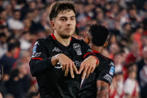 Lucas Blondel, festejando su gol ante River en el Monumental que le dio la victoria a Huracán.