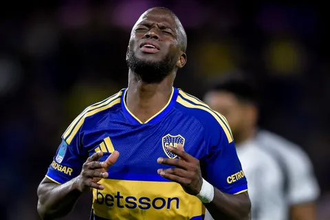 Enner Valencia, frustrado por su no convocatoria en Boca para el clásico con San Lorenzo. 