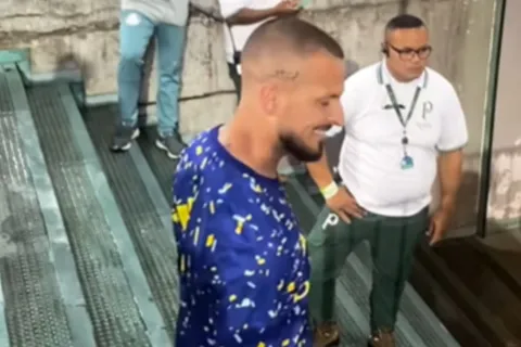 VIDEO | Apareció otro: el gesto de Benedetto a los hinchas de Palmeiras antes de irse del estadio