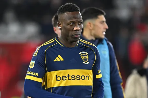 Extraño caso: Advíncula era clave en Boca pero perdió el puesto con Russo