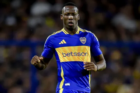 Luis Advíncula medita irse de Boca: qué pasó y por qué esto afecta a Lucas Blondel