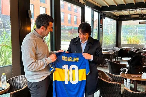 Luis Figo con la camiseta de Juan Román Riquelme