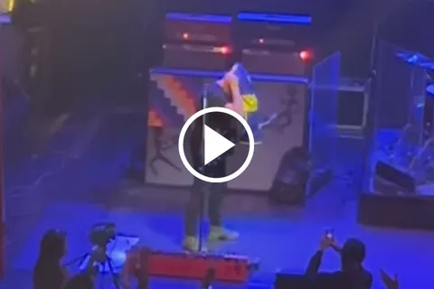 Video | Ricardo Mollo, cantante de Divididos, posó con la camiseta de Boca en un recital y los hinchas enloquecieron en las redes
